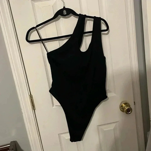 Verdusa Tops - Verdusa Women's Sexy One Shoulder Sleeveless Cut Out Solid Skinny Bodysuit